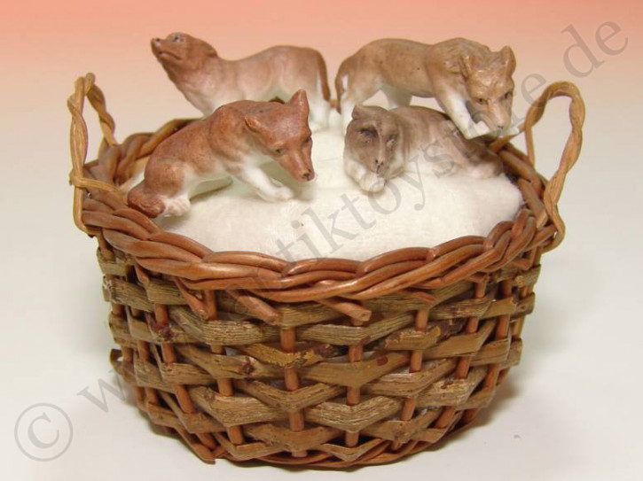 4 x uralte Puppenstuben Hunde Welpen im Korb * um 1880-1900