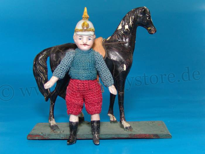 uralter Puppenstuben Junge mit Pickelhaube & Pferd * um 1900