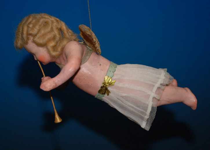 uralter Schwebeengel mit Posaune aus gewachsten Pappmache * Länge 23 cm * um 1890