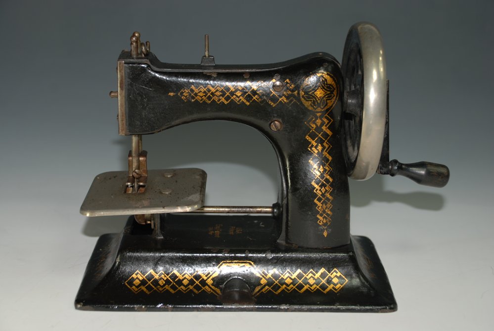 BING child sewing machine made of cast iron with gold decoration 