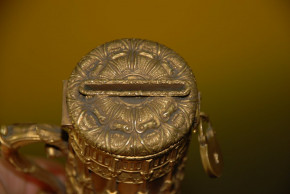 uralte Spardose / Sammeldose aus Goldblech mit Gotischen Motiv * um