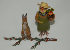 österliche Miniaturen * Hase & vermenschlichte Kückendame als Gärtnerin * um 1900