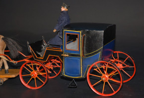uralte Rock & Graner Kutsche mit Fellpferd & Kutscher * L 50 cm * um 1890/1895