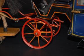 uralte Rock & Graner Kutsche mit Fellpferd & Kutscher * L 50 cm * um 1890/1895