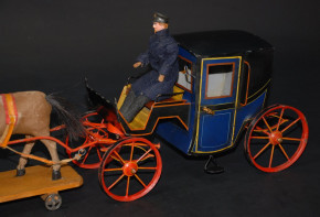 uralte Rock & Graner Kutsche mit Fellpferd & Kutscher * L 50 cm * um 1890/1895