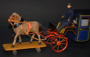 uralte Rock & Graner Kutsche mit Fellpferd & Kutscher * L 50 cm * um 1890/1895