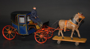 uralte Rock & Graner Kutsche mit Fellpferd & Kutscher * L 50 cm * um 1890/1895