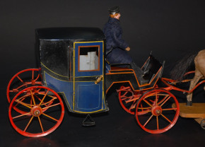 uralte Rock & Graner Kutsche mit Fellpferd & Kutscher * L 50 cm * um 1890/1895