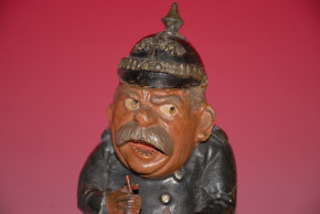figürliche Spardose aus Zinnguß * Schutzmann Polizist mit Pickelhaube * Kaiserzeit um 1880/90